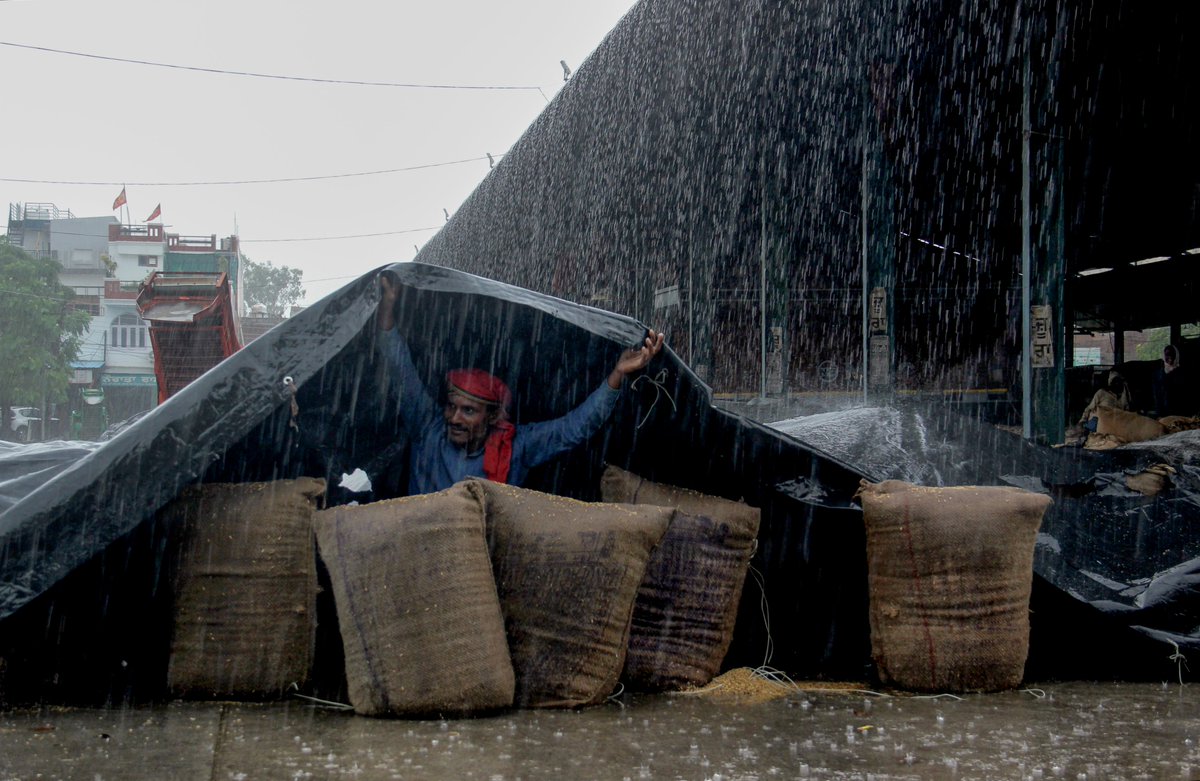 navodayatimes13's tweet image. नई दिल्ली में इंडिया गेट के ऊपर उमड़े काले बादल🌧️बारिश की आहट के बीच युद्ध स्मारक के पास से गुजरते वाहन — मनमोहक नज़ारा! 
#IndiaGate #NewDelhi #MonsoonVibes #RainInDelhi #WeatherUpdate #DelhiDiaries #CloudySky #IncredibleIndia #WarMemorial