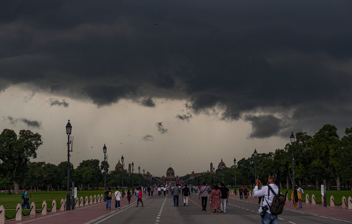 navodayatimes13's tweet image. नई दिल्ली में इंडिया गेट के ऊपर उमड़े काले बादल🌧️बारिश की आहट के बीच युद्ध स्मारक के पास से गुजरते वाहन — मनमोहक नज़ारा! 
#IndiaGate #NewDelhi #MonsoonVibes #RainInDelhi #WeatherUpdate #DelhiDiaries #CloudySky #IncredibleIndia #WarMemorial