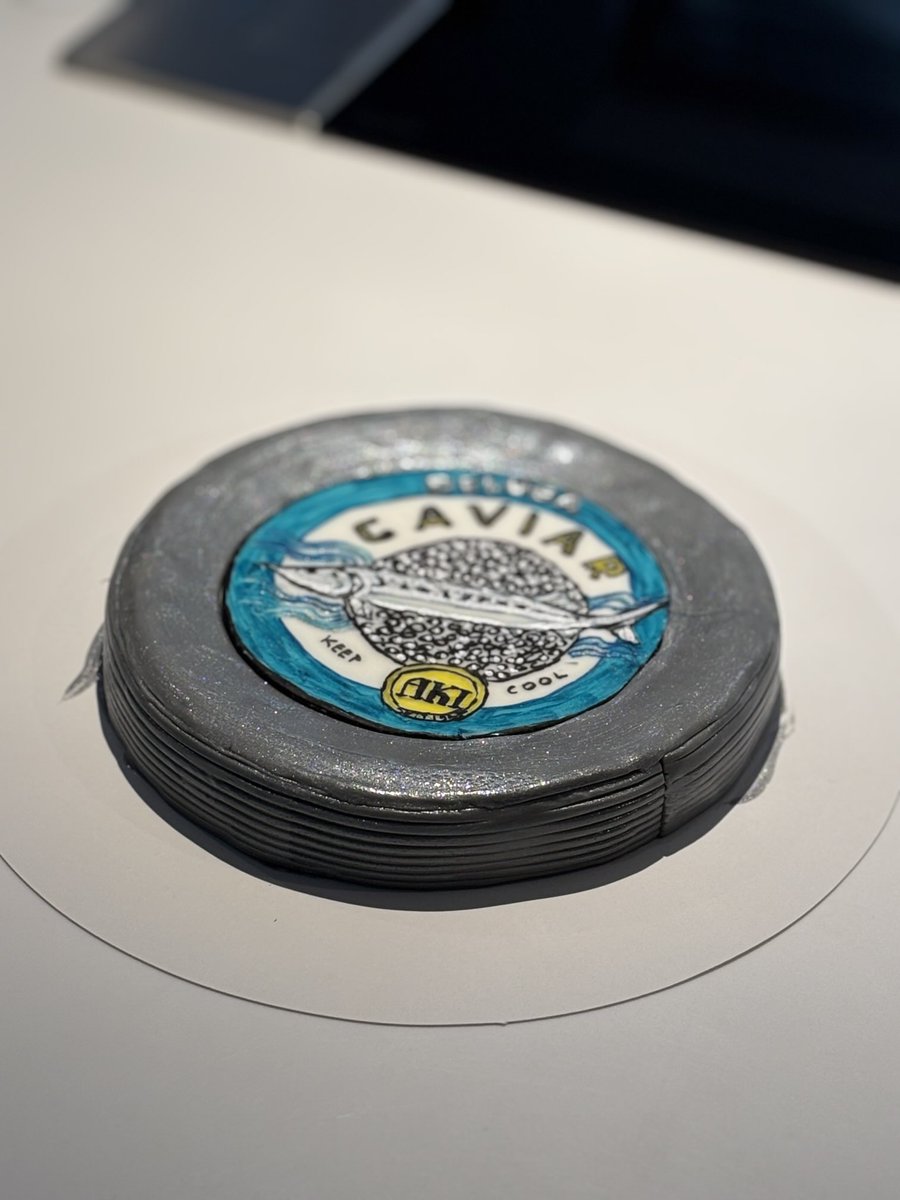 KarinAlphen's tweet image. Work in progress. Taart op bestelling aan het maken😃. Iets met champagne en kaviaar. Dit is de eerste voorbereiding…. So far so good. De rest volgt later
#bakken #noveltycakes #fondant #knutselen #vanille #chocolade #htci #inspiratie