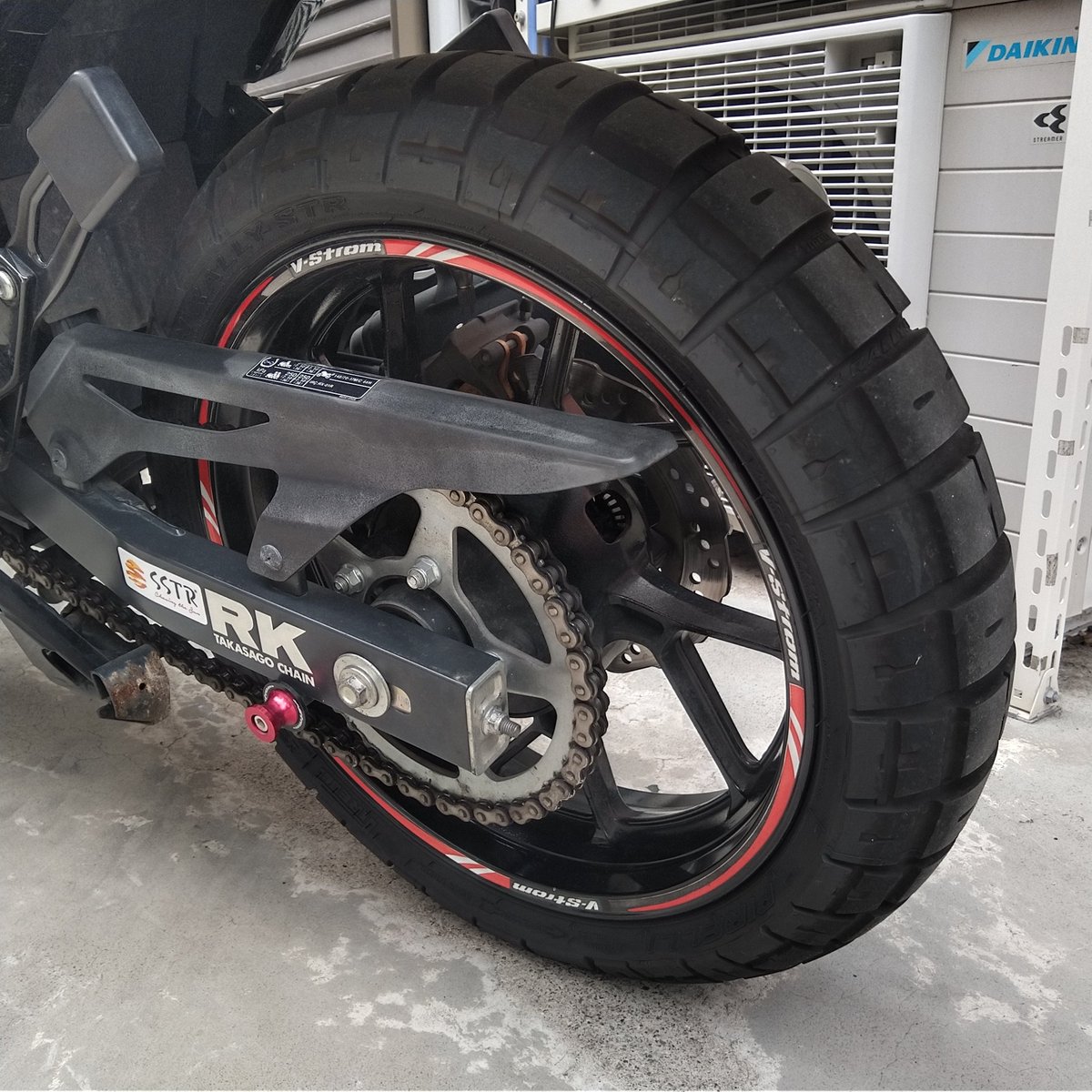 CHIIIROTORAMAN's tweet photo. タイヤ交換記録
IRCのGP-410→PIRELLIのRALLY STRへ

GP-410
Ｖストのサイズは廃盤に
8,000キロぐらいでスリップサインが出ました

STR
純正サイズが無く許容リム幅の関係でフロントは110/70を、リアは150/60を選択
足つきが良くなりました
#Ｖストローム
#Vstrom250
#IRC
#PIRELLI https://t.co/bZBKSFVv87