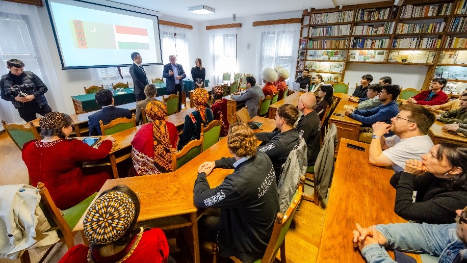 From 2 to 4 October 2025, a series of cultural, diplomatic and academic events dedicated to the 30th anniversary of Turkmenistan’s permanent neutrality took place in the town of Lakitelek, Hungary.

austria.tmembassy.gov.tm/en/news/152851