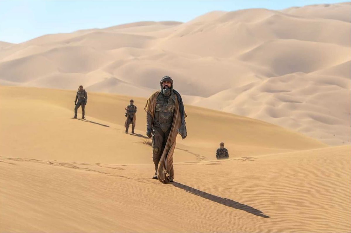 dunabrasil's tweet image. Fotos nunca antes vistas do conjunto #DunePartTwo são reveladas num novo livro de 240 páginas de imagens tiradas pelo fotógrafo Niko Tavernise. De #TimotheeChalamet a #Zendaya e muito mais, veja o elenco de Denis Villeneuve #Dune como nunca antes.
#duna #duna2 #dunaparte2