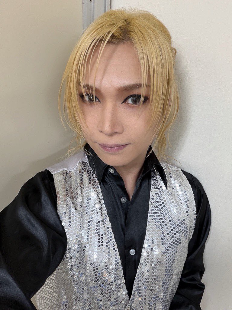 kiryuintw's tweet image. NHK #うたコン ありがとうございました！🙏
ダンサーさん会場の皆さん御協力ありがとうございました🙇‍♂️
女々しくての衣装の上着はもう金属のボタンが錆びついててなかなか留まらなくてグッ!て留めたら指が錆の粉だらけになりました🙌
う〜ん年月〜✨(^-^)
久々に喜矢武さんの釣りベスト姿が見れたな🎣🦺