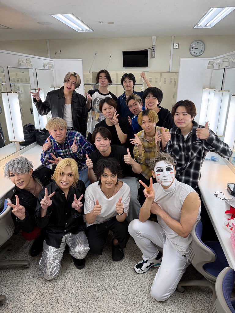 kiryuintw's tweet image. NHK #うたコン ありがとうございました！🙏
ダンサーさん会場の皆さん御協力ありがとうございました🙇‍♂️
女々しくての衣装の上着はもう金属のボタンが錆びついててなかなか留まらなくてグッ!て留めたら指が錆の粉だらけになりました🙌
う〜ん年月〜✨(^-^)
久々に喜矢武さんの釣りベスト姿が見れたな🎣🦺