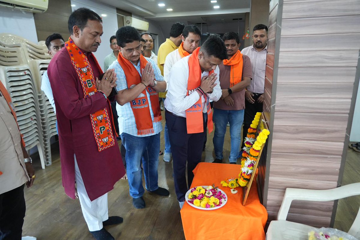વલસાડ કમલમ કાર્યાલય ખાતે રામાયણના રચયિતા મહર્ષિ વાલ્મિકી જયંતી નિમિત્તે વિવિધ મહાનુભાવો સાથે ઉપસ્થિત રહી મહર્ષિ વાલ્મિકીજીની છબી પર પુષ્પાંજલિ અર્પણ કરીને વંદન કર્યા.