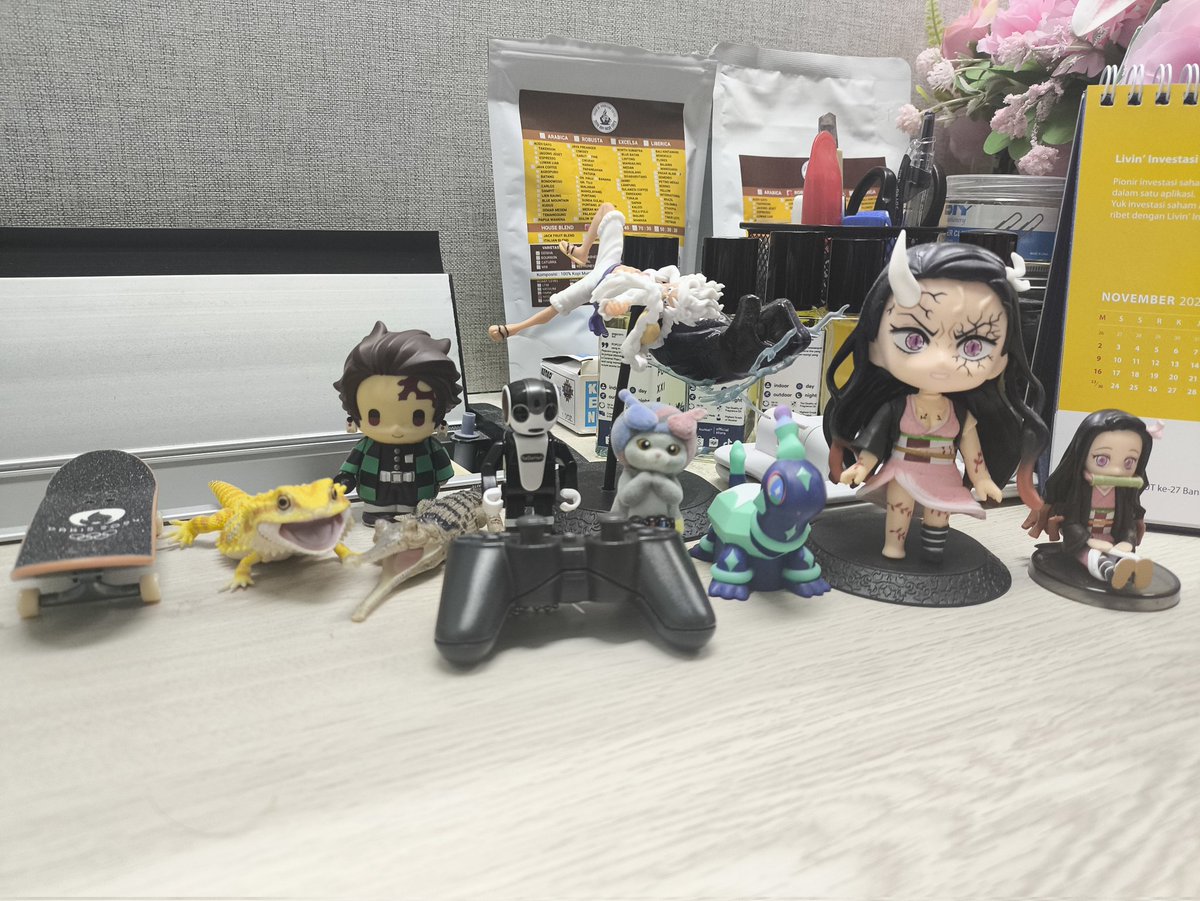 Pasukannya makin banyak ini di meja kantor ~✨✨✨