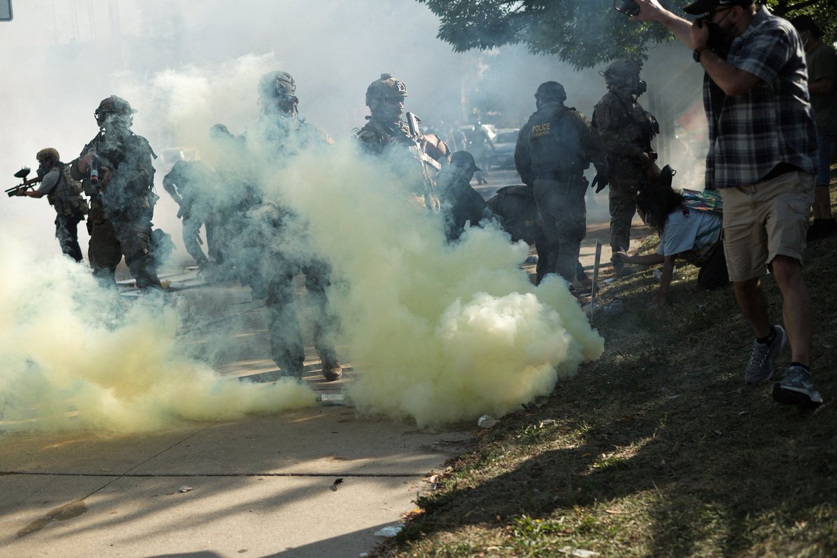 WorldScopeX2's tweet photo. A US judge allows the federal government to continue National Guard deployment in Chicago 🪖 Illinois has 48 hours to respond to the lawsuit challenging the move. 

Tensions rise over state vs federal authority. #Chicago #NationalGuard #USPolitics https://t.co/gbv0BJeVf2