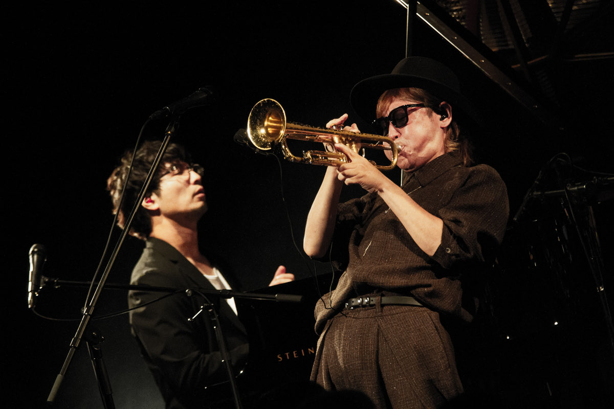 MAKO_JABBERLOOP's tweet photo. ブルーノート東京は贅沢にもお二人のカメラマンがJABBERLOOP撮ってくれました！

そのお一人、島田孝太さん＠entry_sg はいつも三宅伸治さんのライブでお世話になってます！

写真も人柄も最高で、初顔のジャバメンバーもすぐに意気投合、楽屋も楽しい1日でした！ https://t.co/2e6rcaNY0J