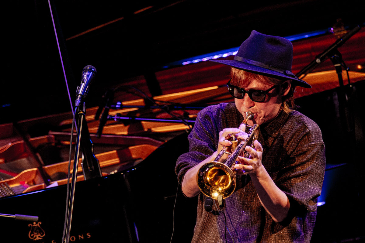 MAKO_JABBERLOOP's tweet photo. ブルーノート東京は贅沢にもお二人のカメラマンがJABBERLOOP撮ってくれました！

そのお一人、島田孝太さん＠entry_sg はいつも三宅伸治さんのライブでお世話になってます！

写真も人柄も最高で、初顔のジャバメンバーもすぐに意気投合、楽屋も楽しい1日でした！ https://t.co/2e6rcaNY0J