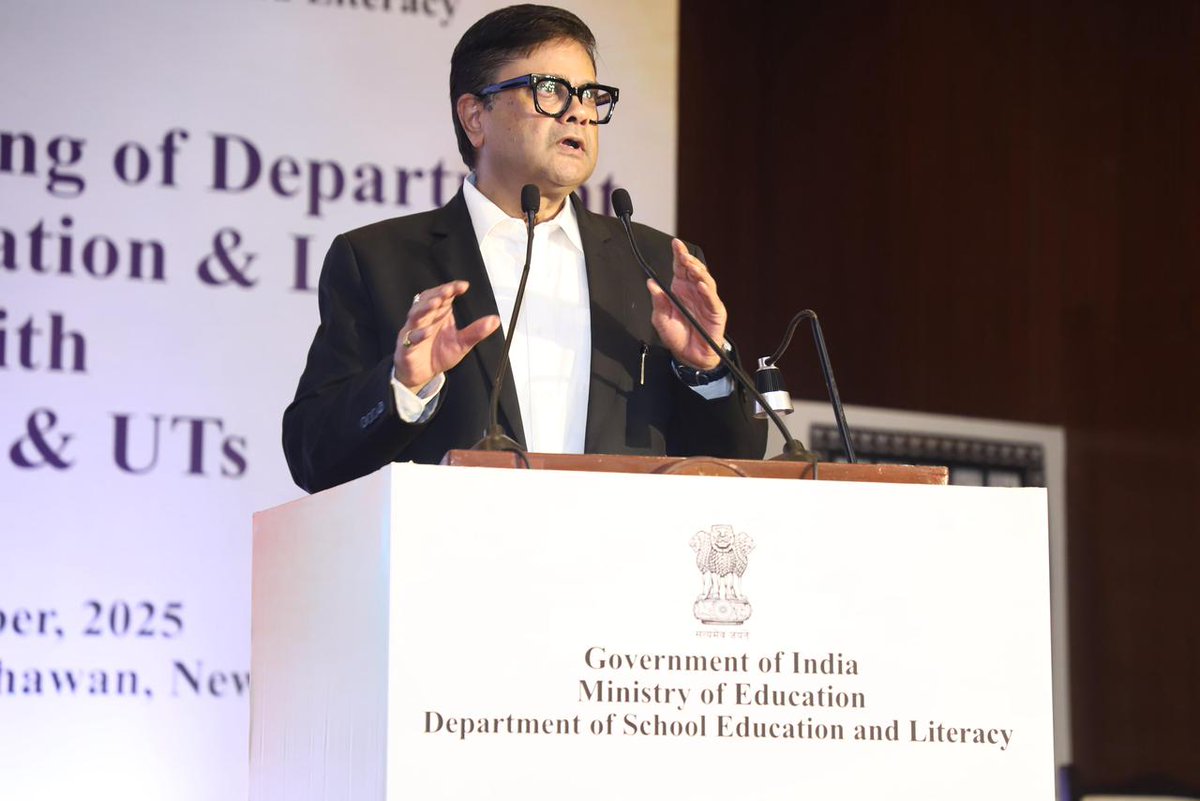 EduMinOfIndia's tweet image. A Review Meeting with States and Union Territories (UTs) was organised by Department of School Education &amp;amp; Literacy (DoSEL), Ministry of Education on 7th October, 2025 at Sushma Swaraj Bhawan, New Delhi.

Shri @sanjayjavin, Secretary, DoSEL, underscored the importance of #NEP2020…