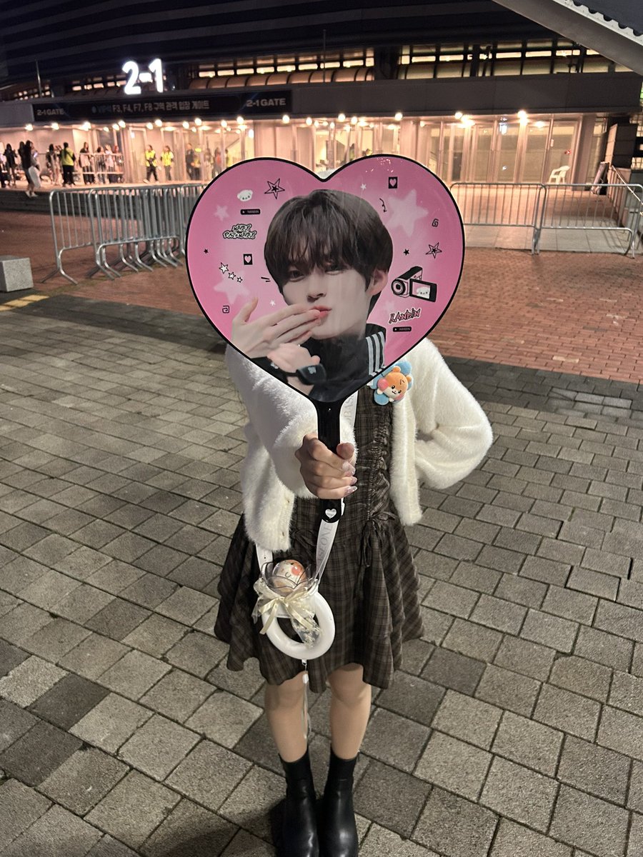 ハンビンペンうちわ買った子いますか？
Japanでうちわ合致しよ〜ほんまに可愛い😭❤️❤️❤️