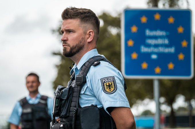 Seit dem 16. September 2024 führt die #Bundespolizeidirektion #Hannover an der 🇩🇪- 🇳🇱 Grenze in Niedersachsen Binnengrenzkontrollen durch. Die bisherige Bilanz: 1.795 unerlaubte Einreisen sowie 1.146 Zurückweisungen! Alle Zahlen &amp; Details hier: 👇
presseportal.de/blaulicht/pm/7…