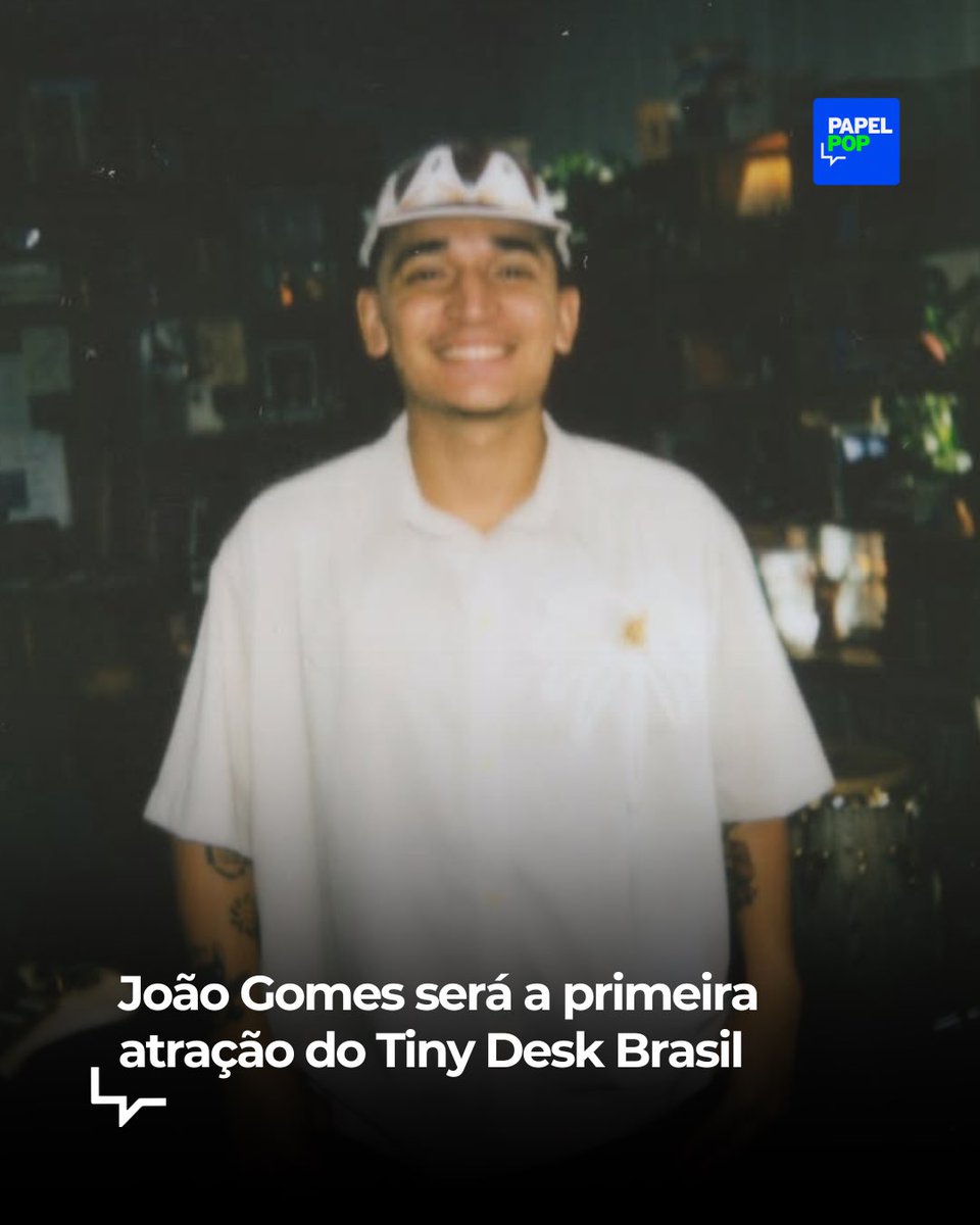 papelpop's tweet photo. 🚨 João Gomes tem a senha e se torna a primeira atração do Tiny Desk no Brasil! A apresentação vai ao ar nesta terça-feira (07), às 11h (horário de Brasília), no YouTube, dando a largada à versão brasileira do famoso programa da NPR. Esse e os demais shows do Tiny Desk Brasil são gravados em seu próprio escritório, montado em São Paulo. Animados para a estreia? (📸: Reprodução)