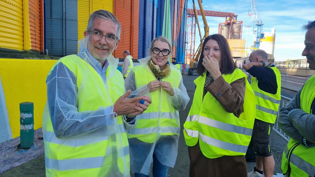 port_santander's tweet photo. 🎨🚢 Muy orgullosos y agradecidos de participar en el proyecto ALMA que convierte a nuestro #puerto en pionero en transformar sus espacios industriales en #arte colectivo con proyección internacional

➡️ https://t.co/rzSD9LOolD

@tiempo_arte #BoaMistura @CantabriaLabs #GrupoGof https://t.co/8SqR4qQHKB