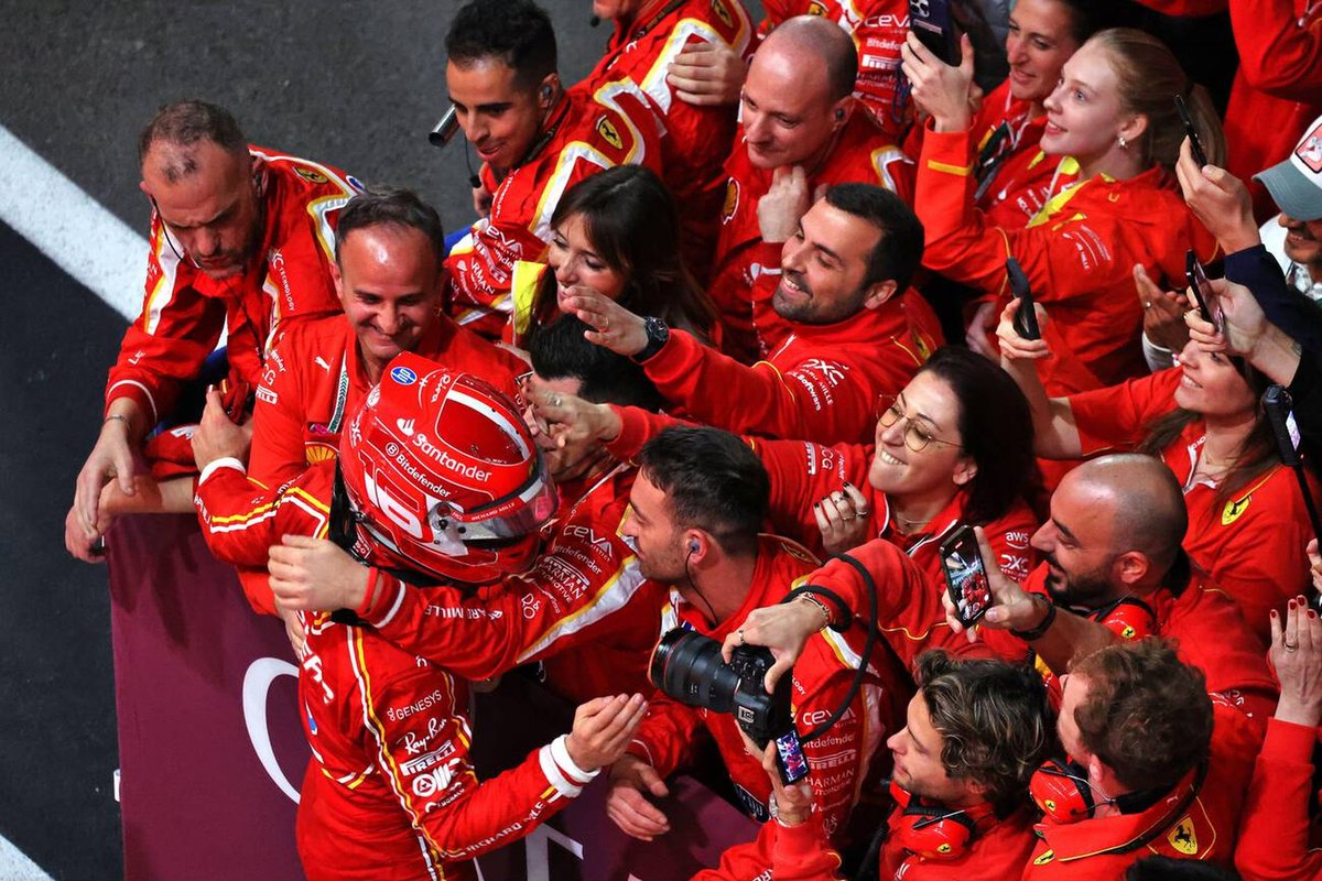 Si surge la oportunidad (que ahora no la hay), vete <a href="/Charles_Leclerc/">Charles Leclerc</a>.
Así te agradecen haber sido el mejor piloto que han tenido en mucho tiempo. 
Una pena por los Tifosi, y por bastantes miembros del equipo, que sí te han valorado mucho. 
2027 hermano.