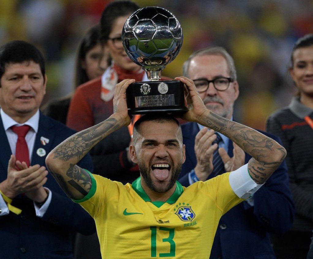 Juaanito_'s tweet photo. فيه اشياء كروية محظور فيها النقاش ولا تقبل اي جدال او اختلاف اراء

على سبيل المثال كريستيانو سقف اللاعبين في تاريخ كرة القدم واعظم من ركلها

الفيس كذلك هو سقف الاظهرة لا قبله ولا بعده هذي النوع من اللاعبين غير قابل للتكرار https://t.co/YiM6s3ajxn