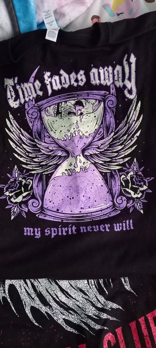 limz85's tweet photo. my September merch box have finished come after being lost in the post office since 16th September so happy i got it amazing design love hourglass one the best x

@EltonCastee thank u for amazing merch box https://t.co/Y747beOfD4