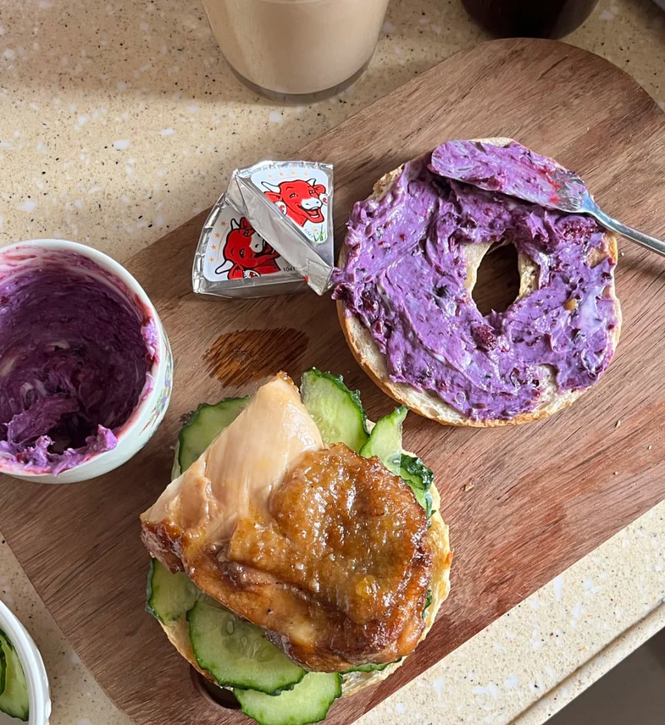 PixelFlareX's tweet photo. Delicious homemade sandwich 🥪 with fresh cucumbers and savory chicken, topped with gravy. Plus, a colorful berry jam 🫐 and a sweet treat on the side🍇✨ https://t.co/SIXJNAbXmW