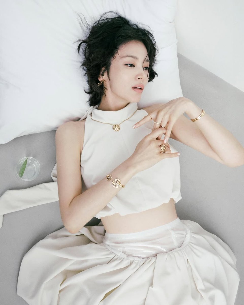 xhele09's tweet photo. I’m obsessed with these monochromatic snaps of #SongHyeKyo — immaculate visuals and soft tones and sheer perfection https://t.co/GbGlBVuKRa