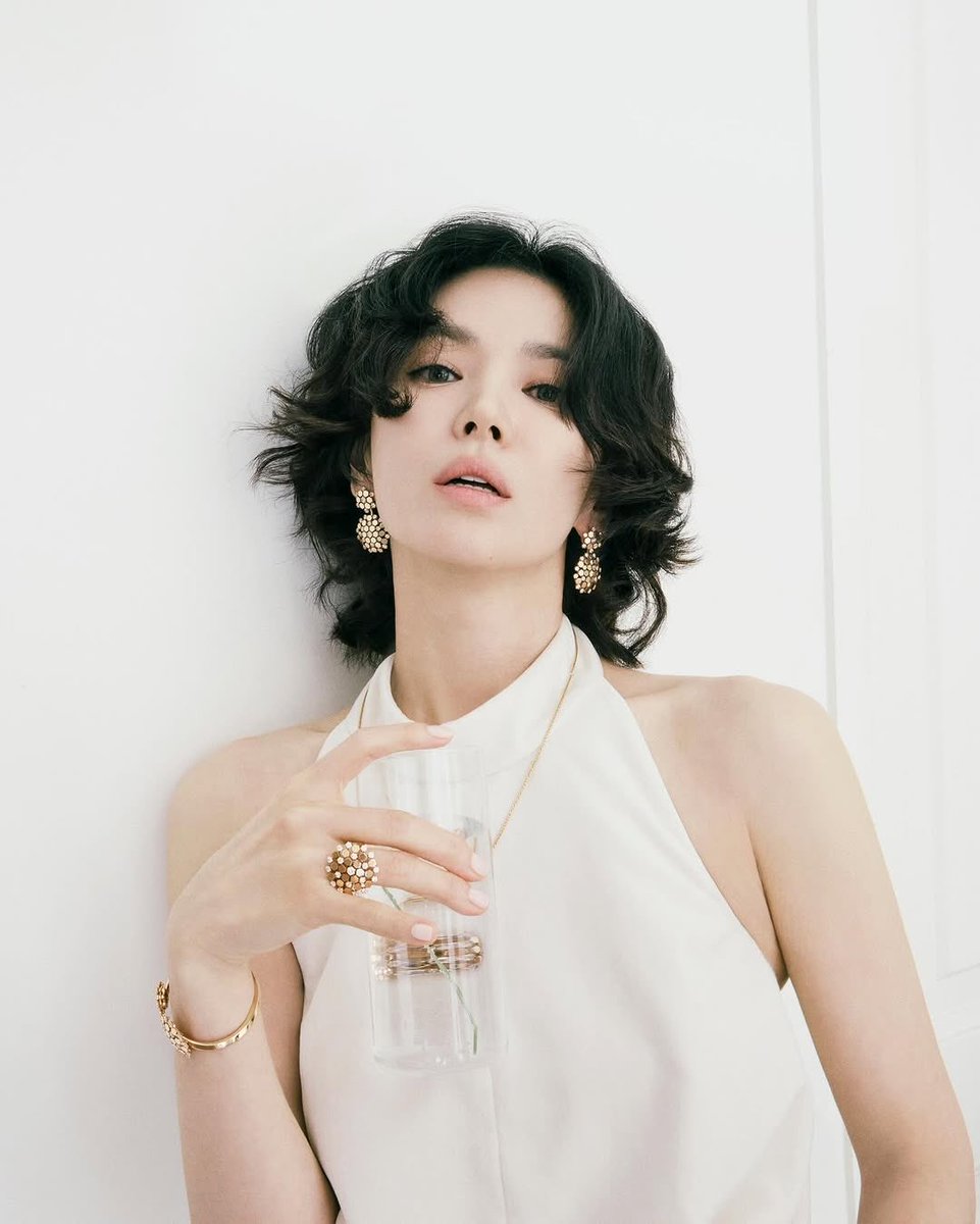 I’m obsessed with these monochromatic snaps of #SongHyeKyo — immaculate visuals and soft tones and sheer perfection