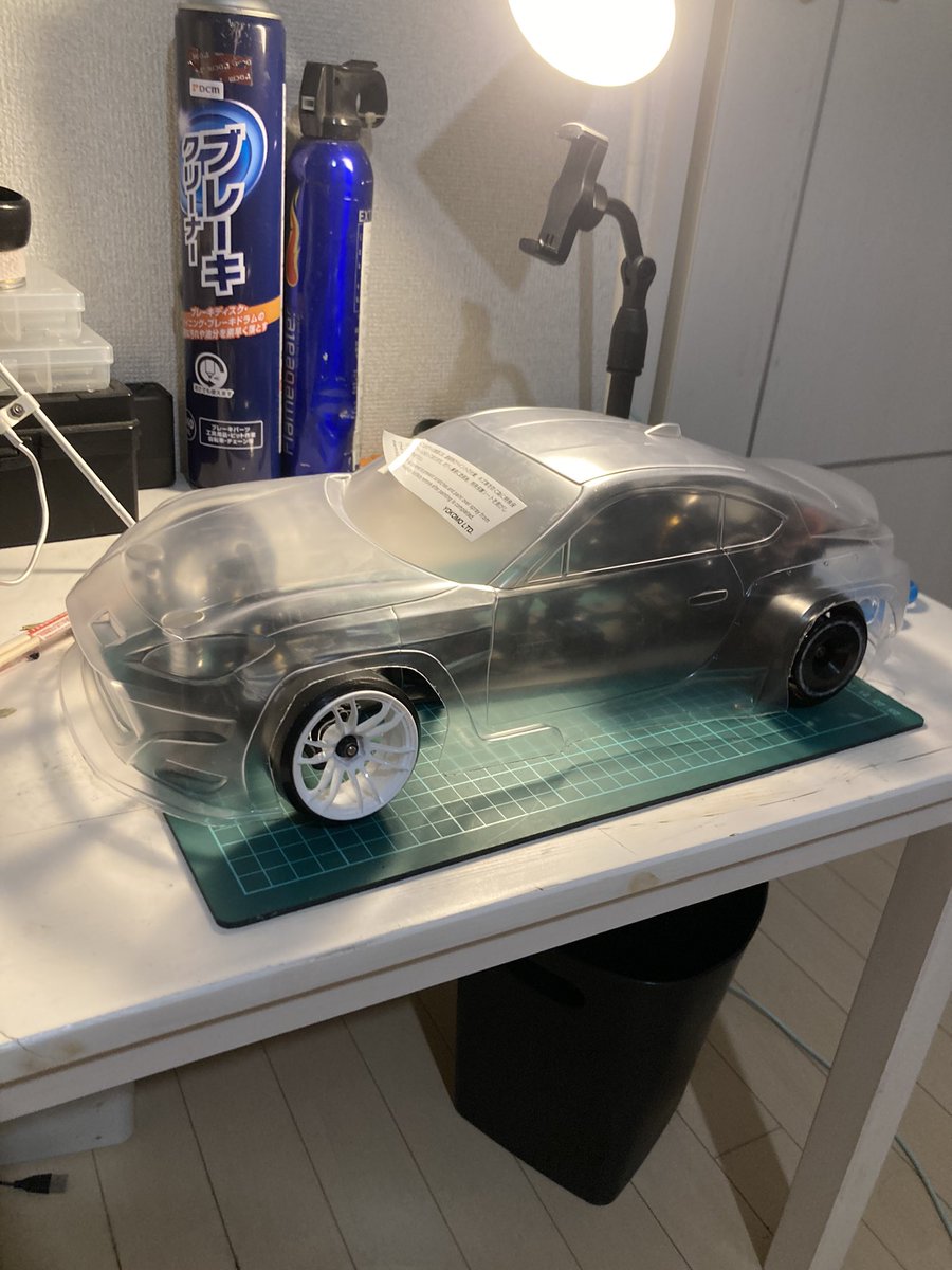 友達とカットして上手くできたんかな？みんな窓枠ってどうゆうふうに塗ってんだろ