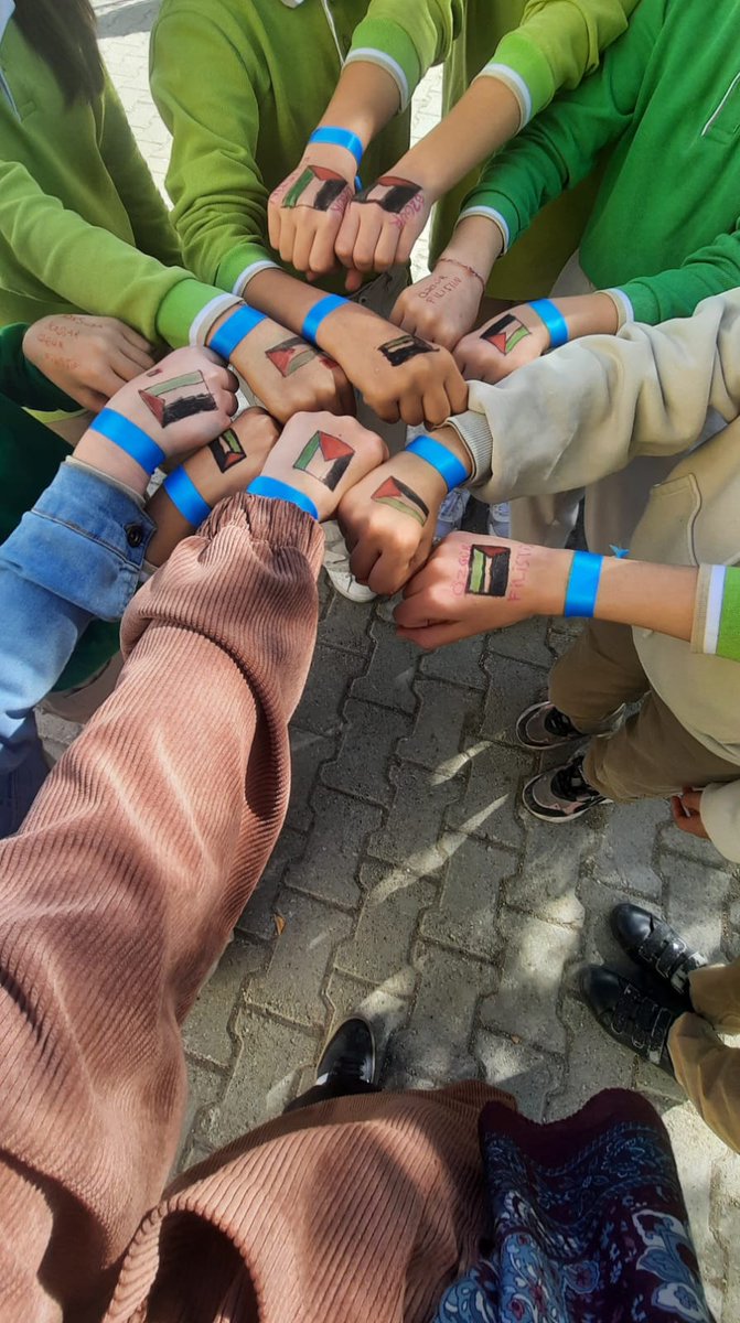 InkIlk's tweet photo. Bugün sınıflarımızda yalnızca ders anlatılmıyor; vicdan, adalet ve insanlık konuşuluyor.

İnkılap Ortaokulu olarak, dünyanın neresinde olursa olsun haksızlığa sessiz kalmayan bir yürekle Filistin’de yaşanan acılara dikkat çekiyoruz.🇹🇷🇯🇴 https://t.co/SabZ4ipWue
