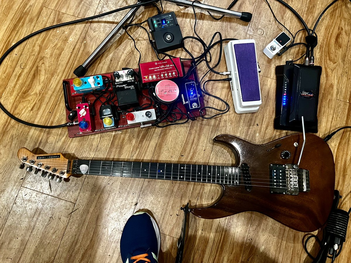 ikaway_'s tweet photo. 電源周り見直し＋入口＆出口にバッファー追加🔌劇的にノイズが減って狙った音もしっかり出るようになりました✨やってみるもんですね

#エフェクターボード2025秋
#VitalAudio
#VA08MkII
#EPBooster
#VisualSound
#fernandes 
#フェルナンデス https://t.co/pFOW1ewyI1