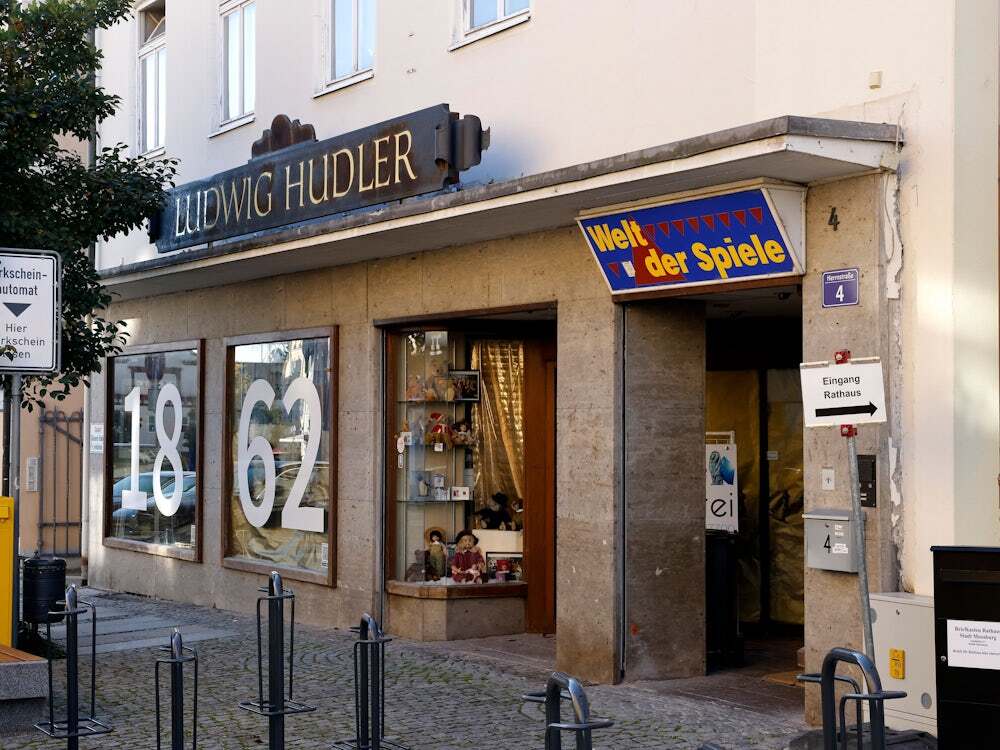 Bürgerschaftliches Engagement: Tante Emmas Verwandtschaft
ift.tt/KYlhjPu
#SZ #Politik #GRBsB #Sozial

Der Moosburger Sozialverein möchte eine Filiale für Kinder eröffnen. Dabei arbeitet er mit dem Familienzentrum „Kimm“ zusammen – in Räumen eines ehemaligen Spielwarenl…