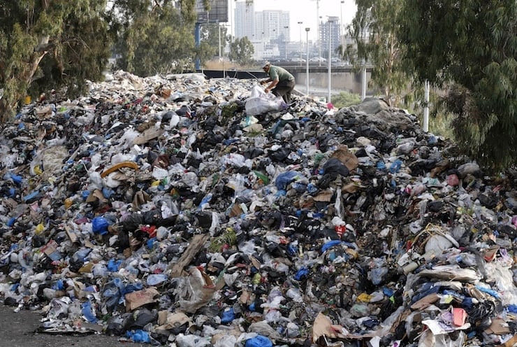 İtalya'da düzenlenen operasyonda Türkiye’ye yasa dışı olarak gönderilmek istenen 370 ton atık ele geçirildi. (ANKA)