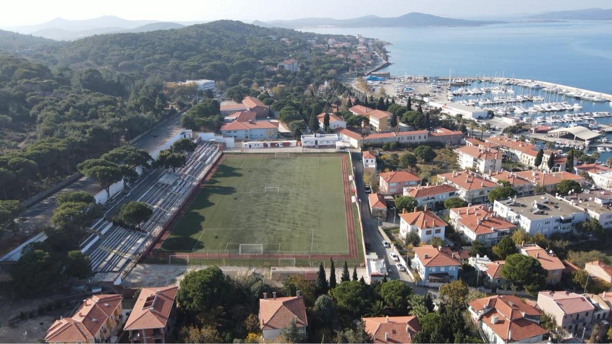 ⚽️Ayvalıkgücü-Eskişehirspor karşılaşmasında ev sahibi takım taraftarı cezası nedeniyle maça alınmayacak. 
🏟️Mücadele 5 bin kişilik Ayvalık Hüsnü Uğural Stadyumu'nda (Sentetik Saha) oynanacak.