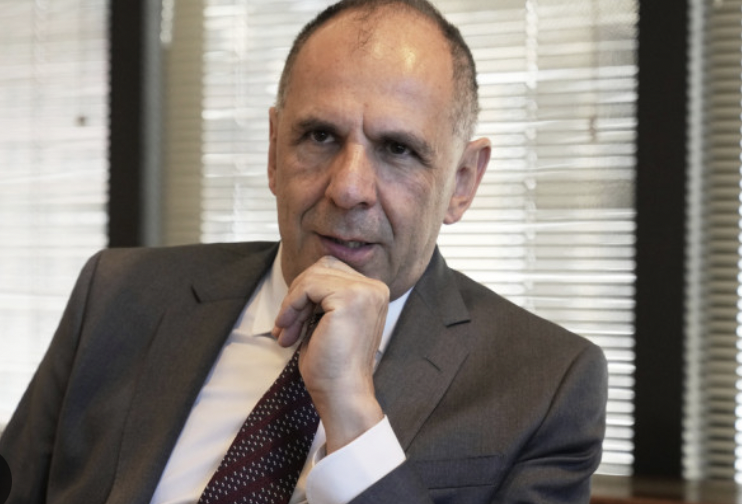 Με εντολή Γεραπετρίτη οι φορολογούμενοι πλήρωσαν τον επαναπατρισμό ακροαριστερών που πήγαν μόνοι τους σε εμπόλεμοι ζώνη, για να υποστηρίξουν μια τρομοκρατική οργάνωση, την Χαμάς.

Τα κρατικά χρήματα πρέπει να προστατεύουν τους πολίτες, όχι να επιβραβεύουν την ανεύθυνη περιπέτεια