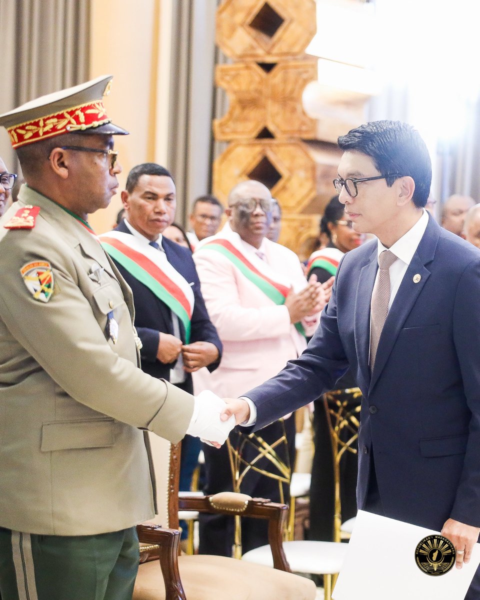 SE_Rajoelina's tweet photo. J’ai nommé le Général de Division ZAFISAMBO RUPHIN Fortunat Dimbisoa au poste de Premier Ministre. 
Sa mission: redresser la gouvernance et lutter contre la corruption pour le bien-être du peuple Malagasy.
Ensemble, faisons avancer Madagascar. 🇲🇬 https://t.co/jfVIIE2Jd7