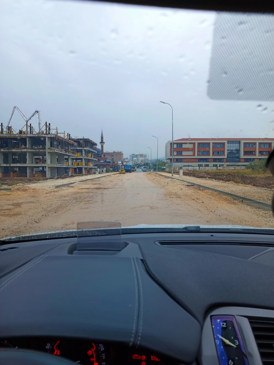 İşte Eskişehir'in son durumu. Odunpazar Kızılyer mevkii 3 tane büyük okul onlarca bina var ama yol yok, altyapı yok yazık. Burada en kötü ev 10 milyon...