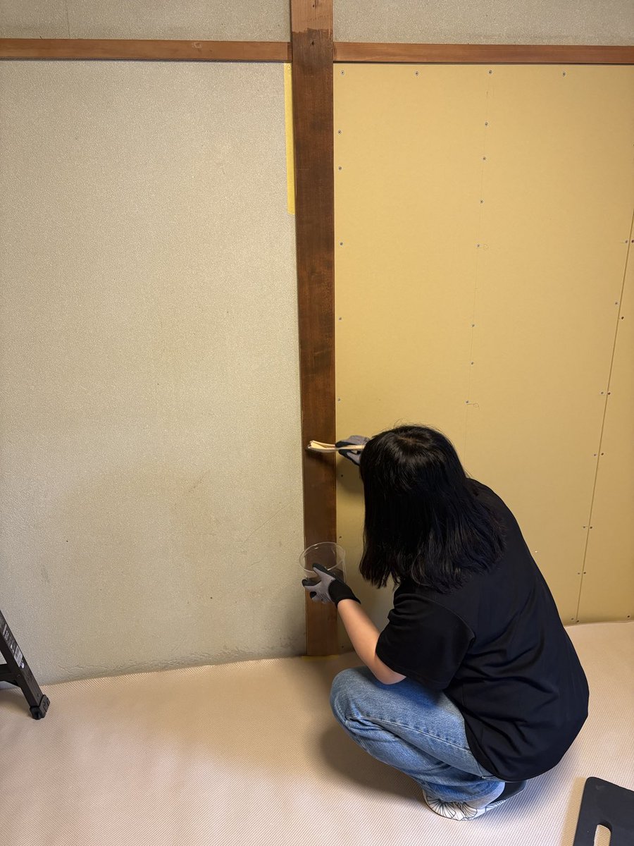 シェアハウスのみんなで柱を塗っています🐻🏠