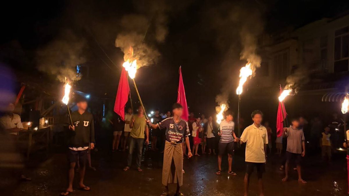htartha76128693's tweet photo. In Tanintharyi Region, the DDMSC led a Thadingyut Full Moon night demonstration. Protesters released lanterns and held a fireworks display against the coup.
#DaweiProtest
#2025Oct7Coup
#WhatsHappeningInMyanmar https://t.co/m3msT9TlN6 https://t.co/8GnxvT2Ag4