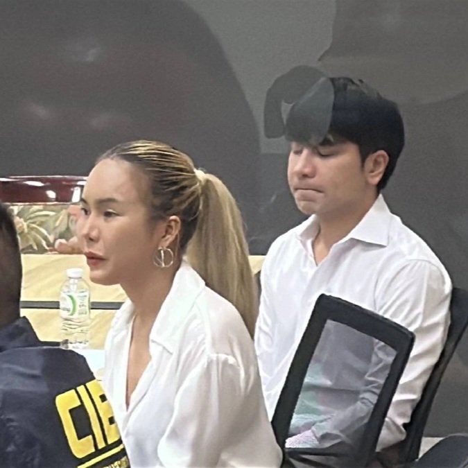 ศาลอาญาตัดสิน “แม่ตั๊ก–ป๋าเบียร์” คดีขายทองเกินจริง  ผิด 60 กระทง จำคุกคนละ 20 ปี ปรับรวมกว่า 2 ล้าน
.
แต่ศาลให้ “รอลงอาญา 5 ปี” เพราะสำนึกผิด–คืนเงินผู้เสียหายครบ แปลว่าไม่ต้องติดคุก แค่คุมประพฤติ–ห้ามทำผิดซ้ำ 🥴
#แม่ตั๊กป๋าเบียร์  #อรรถรส