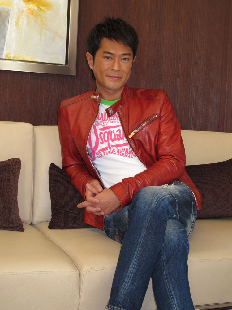 sai_garparty2's tweet image. 「最強囍事（All&apos;s Well, Ends Well 2011）」
「同性からアプローチされた事はあるか？」と言う問いに対し、古天樂は「分からない。あまり外出しないからね。周りにもそういう友達もたくさん居るから別に気にしないよ」と応えた。

mediachinese.com/node/21283

#古天樂
#ルイス・クー