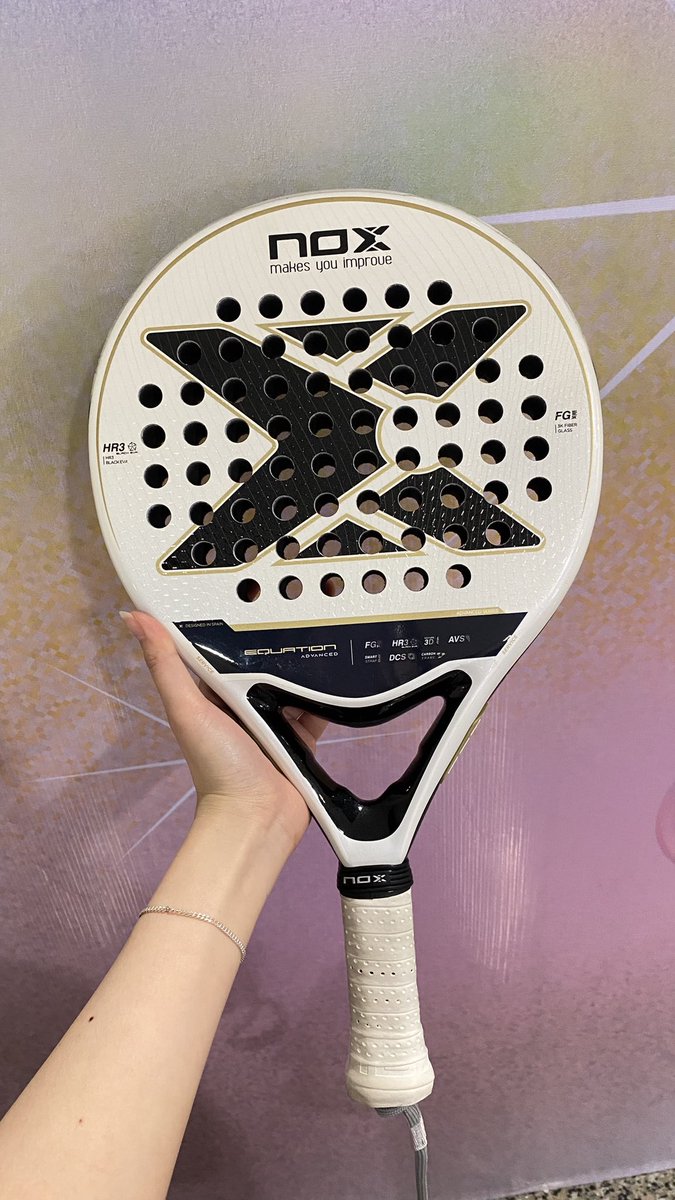 flooflorence's tweet photo. DIJUAL #RAKET #PADEL (preloved)
Nox Equation Advanced 2025 
condition: 99% like new, no defect
include bag, uda pasang protector &amp; overgrip tapi uda agak kotor
cocok utk newbie-intermediate even advanced players. 
shape: round
✨BISA NEGO YA✨
#raketpadel https://t.co/BfI40UTqqt