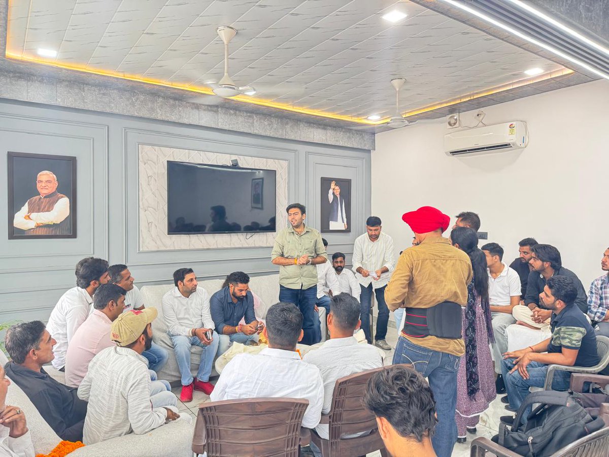 Haryana_YC's tweet photo. 📍इंद्री विधानसभा( करनाल), हरियाणा

AICC की राष्ट्रीय मुहिम को आगे बढ़ाते हुऐ भारतीय युवा कांग्रेस के राष्ट्रीय नेतृत्व के निर्देशानुसार हरियाणा युवा कांग्रेस के प्रभारी श्री सत्यवान गहलोत जी, सह प्रभारी मीमांशा आर्य जी , वरिष्ठ प्रदेश उपाध्यक्ष श्री सोमिल संधू जी व जिला अध्यक्ष करनाल शहरी युवा कांग्रेस श्री सुमित जी द्वारा आज इंद्री विधानसभा जिला करनाल में वोट चोरी के खिलाफ हस्ताक्षर अभियान चलाया।