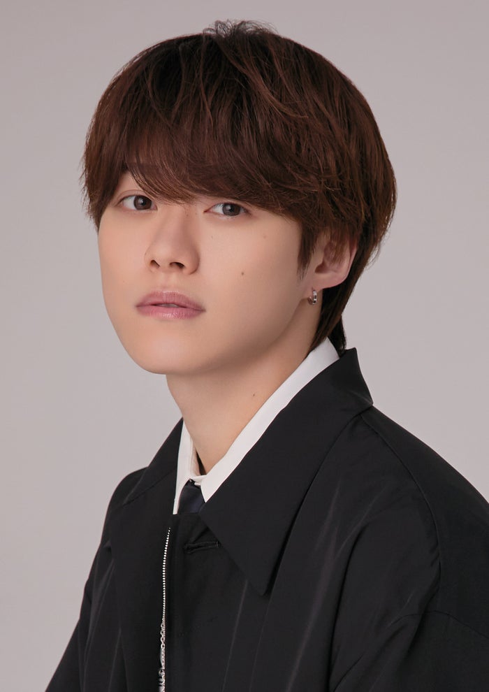 大橋和也着用 Acne Studios チェックツイル トラックジャケット 桜色 今田美桜、なにわ男子・大橋和也、timeleszが今年の顔に！「anan AWARD