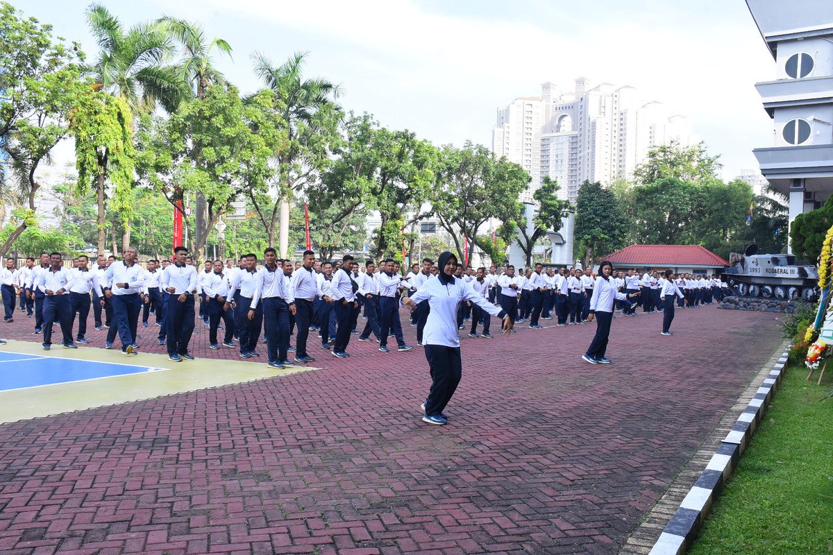 Kodaeral_III's tweet image. APRESIASI KENAIKAN PANGKAT PRAJURITNYA, DANKODAERAL III DAN KDK III GELAR OLAHRAGA BERSAMA 
#tnial #tni_angkatan_laut #jalesvevajayamahe #koarmada_ri #kodaeral_iii