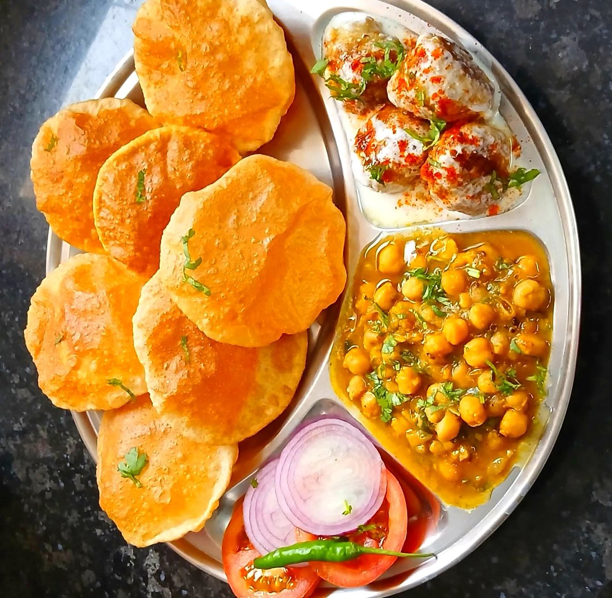 The_Humor0us's tweet photo. Puri sabji special thali 🍛😋🩷

.
.
.
.
#foodie #food #photo #homecooking https://t.co/1dHk1pWuQI
