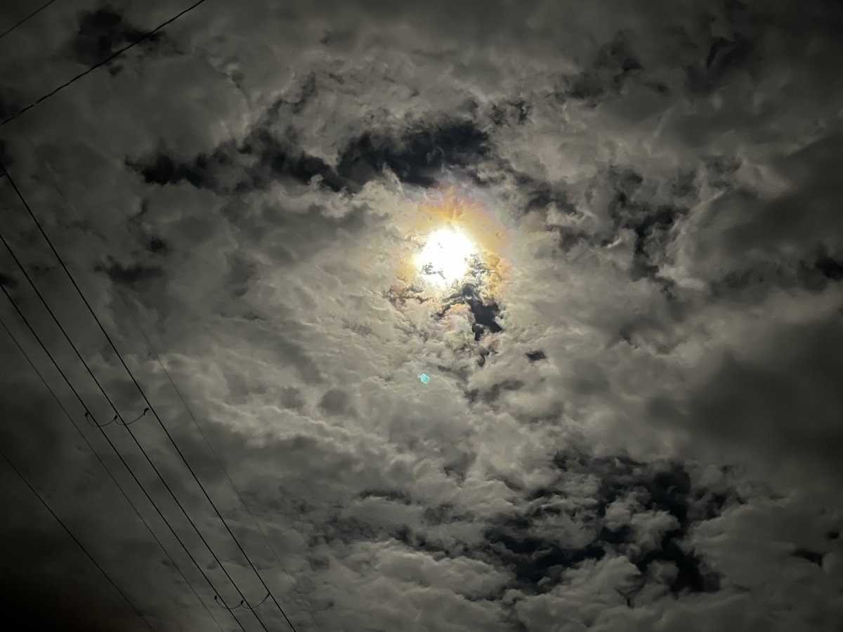中秋の名月、今夜の空は雲が多めだけどこれはこれでいとエモし