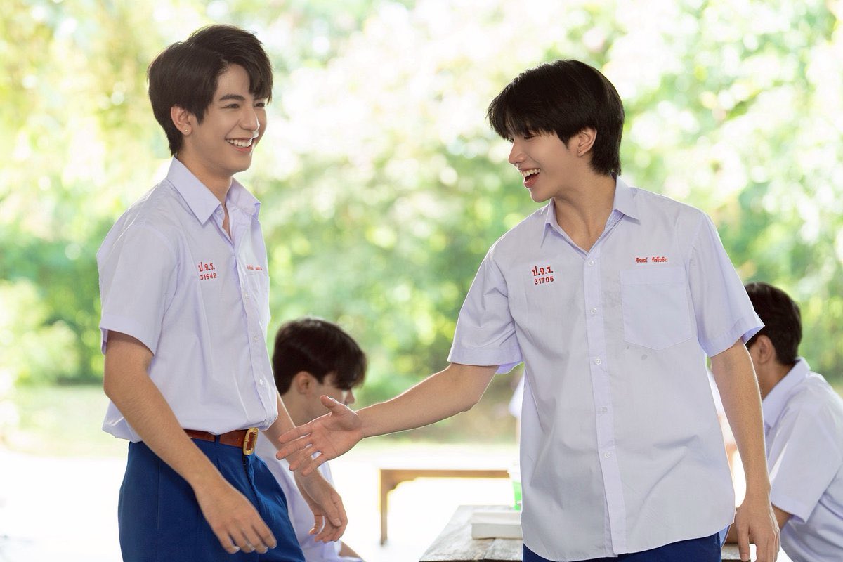 hubboyslove's tweet image. Novas imagens dos bastidores de #Head2Head, novo BL da GMMTV com os #SeaKeen e #SurfJava.
Dois estudantes de moda, que são rivais, precisam se unir para trabalharem juntos. Essa relação toma um rumo incerto quando uma premonição ameaça por um fim trágico entre eles.
