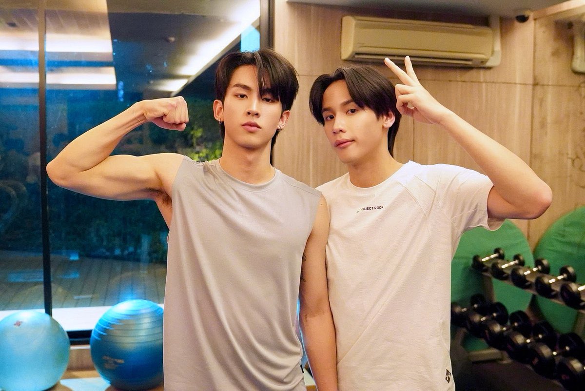 hubboyslove's tweet image. Novas imagens dos bastidores de #Head2Head, novo BL da GMMTV com os #SeaKeen e #SurfJava.
Dois estudantes de moda, que são rivais, precisam se unir para trabalharem juntos. Essa relação toma um rumo incerto quando uma premonição ameaça por um fim trágico entre eles.