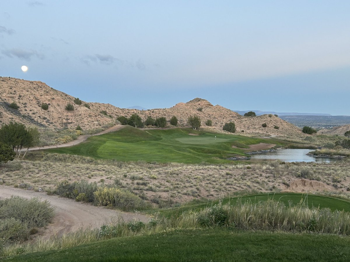 pal704's tweet photo. Beautiful morning @blackmesagolfclub. Full moon is setting. https://t.co/JjXZBbwfeD