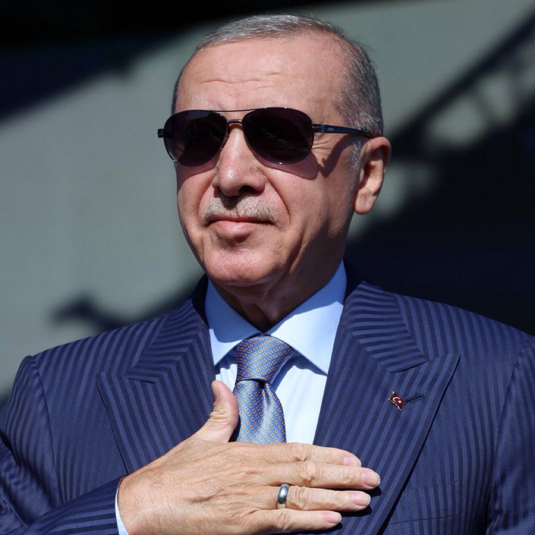 siyahsancakx's tweet photo. 🔴 Cumhurbaşkanı Erdoğan:

 "Ortak alfabe konusunda Türkiye olarak ilk adımı atıyor, Cengiz Aytmatov'u anlatan bir eser ile Oğuznameleri ortak alfabe ile basıyoruz." https://t.co/I5OBnh1XJD