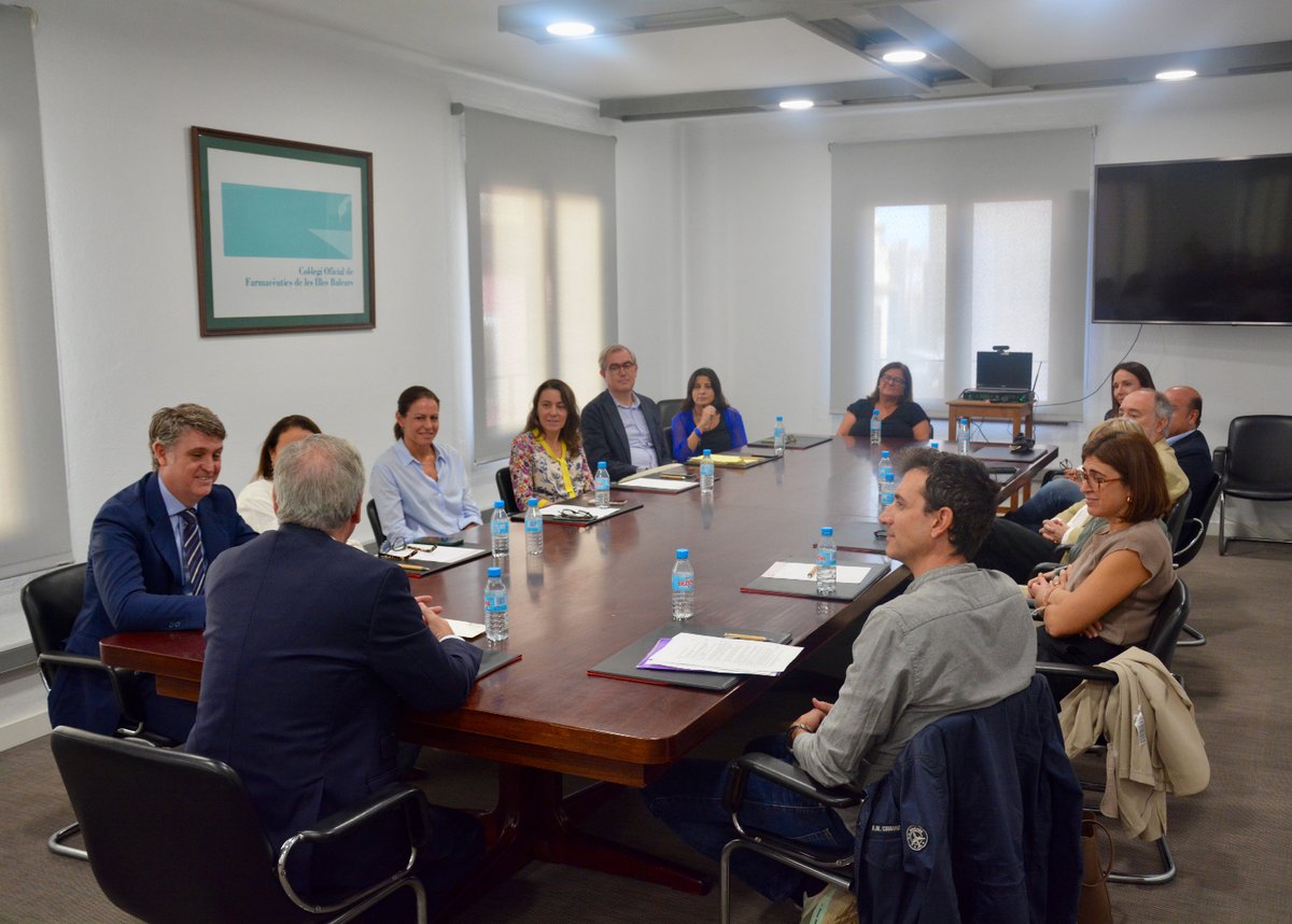 Farmacèutics Illes Balears -COFIB- (@cofbalears) on Twitter photo El <a href="/PresidenteCGCOF/">Jesús Aguilar</a> de <a href="/farmaceuticos/">Farmacêuticos</a> es va reunir ahir amb la Junta i col·legiats del COFIB.
. Compromís amb una farmàcia accessible, sostenible i centrada en la salut pública.
. Nova Llei d’Ordenació, digitalització responsable i treball amb Europa.
#COFIB #Salut El <a href="/PresidenteCGCOF/">Jesús Aguilar</a> de <a href="/farmaceuticos/">Farmacêuticos</a> es va reunir ahir amb la Junta i col·legiats del COFIB.
. Compromís amb una farmàcia accessible, sostenible i centrada en la salut pública.
. Nova Llei d’Ordenació, digitalització responsable i treball amb Europa.
#COFIB #Salut