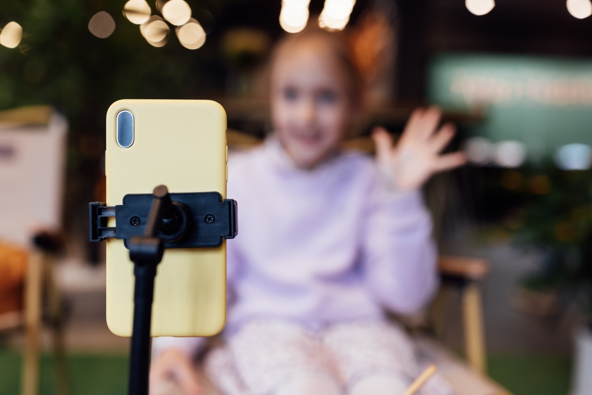 Stretta sui baby influencer: profili social solo dopo i 15 anni infosec.news/2025/10/07/new…