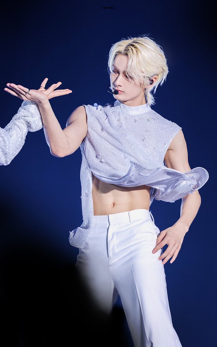 flytothecastle's tweet photo. 준의 유명한 개말라시절이 있음
하나는 비더썬이고 하나는 싸이코인데 비더썬때는 벌크업 없이 순수체급으로 살만 쫙 말려서 복근이 11자고 싸이코때는 벌크업+살말리기 콤보로 핏줄까지 다 보이고 가슴이크고복근이王자임(ㅈㅅ) https://t.co/oTZiTz4m05